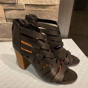 Black sandals with heel